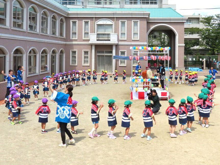 夏祭りで盆踊りをしている様子