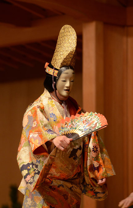 能面 小面 十六 伝統芸能 能舞台 25ケ406 都会の能楽堂で味わう音楽