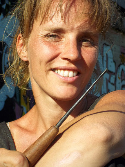 Portraitfoto der Bildhauerin Astrid Roenig mit Stemmeisen