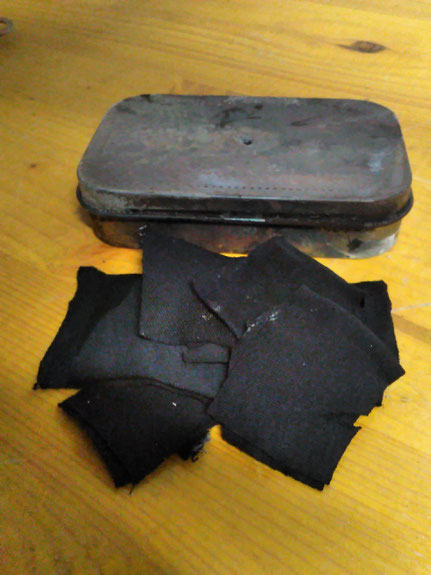 Blechdose, Verkohlter Baumwollstoff, Tin Can, char cloth