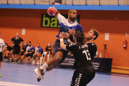 James Lewis Parker lanzando entre la defensa de Ángel Ximénez / Foto: Jordi del Puente