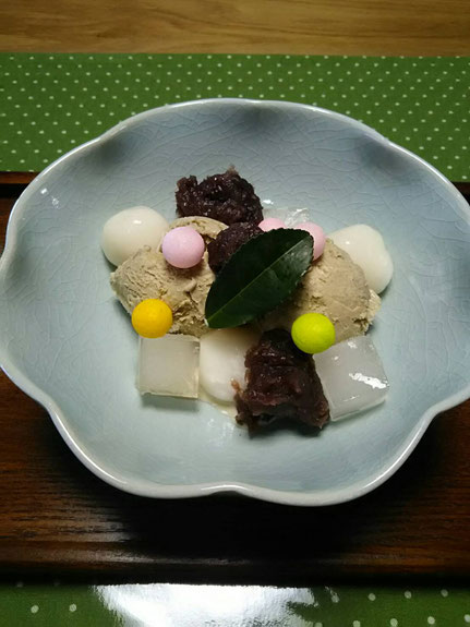 茶農家さんが作った香ばしいほうじ茶のアイスクリームをメインに寒天と白玉だんごが入ってます。トッピングはおいりです。幸せのお菓子と言われています。