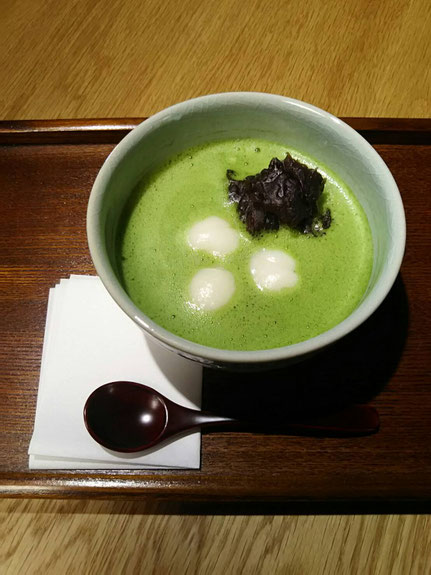 和束産の抹茶をたっぷり使い抹茶のほろ苦さとあんこの甘さのハーモニーが絶妙です。 