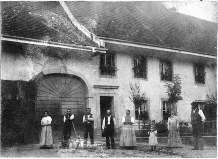 Familie Fricker, "s Lehrers", vor ihrem Wohnhaus bei der Kirche (Foto Karl Fricker, um 1906)