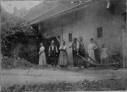 Familie Fricker, "s Lehrers", hinter ihrem Wohnhaus bei der Kirche (Foto Karl Fricker-Bär, Aarau, ca. 1906)