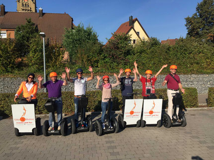 Gruppe bei Betriebsausflug mit Segways in ländlicher Umgebung