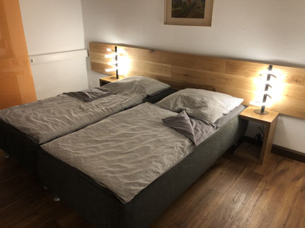 Modernes Schlafzimmer im Gästehaus Jagsttal mit Doppelbett und Nachttischen