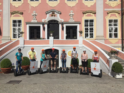 Gruppe vor historischem Gebäude mit Segways beim professionellen Fotoservice