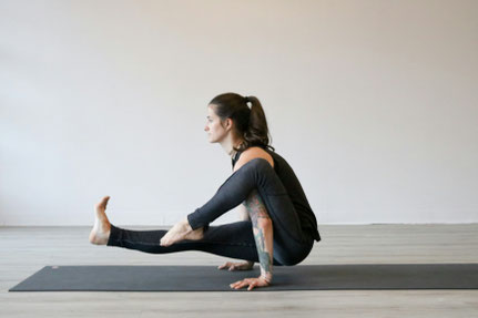 Tigress Yoga, die Symbiose von Vinyasa Yoga &  Kung Fu. Ideal für sportliche Anfänger. Yoga Ausbildungen & Weiterbildungen für Yogalehrer, Physiotherapeuten & Sportprofis. In Zürich Oerlikon.