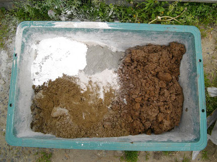 材料は赤土、山砂、消石灰、それにセメント少々。あとニガリはお高いのでニガリ混入のアラ塩にした独自のもの。