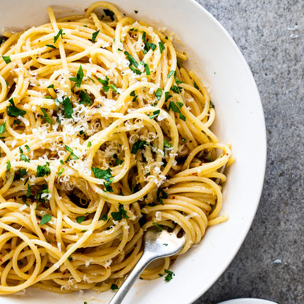 gekochte Spaghetti mit frischem Olivenöl und Knoblauch in weißem Teller