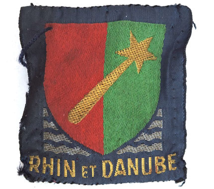 Insigne tissus "Rhin et Danube" , cousu sur la manche de sa chemise sur la photo de gauche 