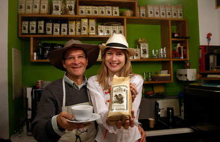 Venden su propio café: Jairo & Isabelle Arango en su tienda en Berna. 