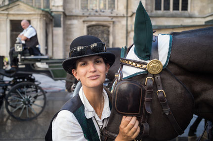 rleben Sie Wien von seiner schönsten Seite mit einer Fiakerfahrt der Familie Rieger. Unser Traditionsbetrieb verbindet nostalgisches Flair mit höchstem Tierwohl auf dem eigenen Hof in Rekawinkel. Ob romantische Sightseeing-Tour durch die Innenstadt, prunk