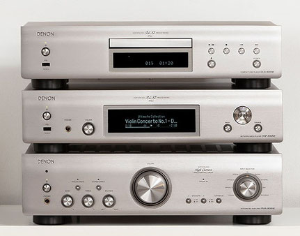 Typische Komponentenanlage mit CD-Player,, Tuner/Streamer, Amplifier von DENON