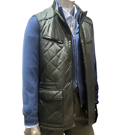 Jacke ohne Arm aus Seide, grün   2.750 €