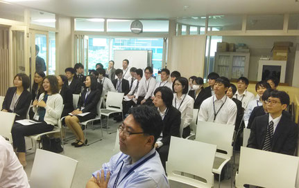 今年の新入社員も真剣に聞いています。来年は自分たちの番!