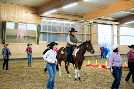 Die tanzenden Cowgirls und -boys vom Viesenhäuserhof mit dem 4-beinigem Tänzer "Hank"