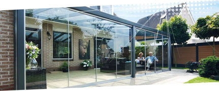serre de jardin d'hiver est une pergola fermée par des panneaux de verre Securit qui coulissent sur une armature aluminium très discrète