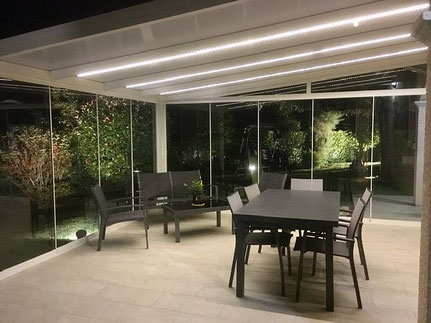 serre de jardin d'hiver est une pergola fermée par des panneaux de verre Securit qui coulissent sur une armature aluminium très discrète