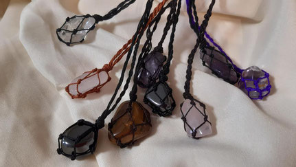 collier cage en micro-macramé avec pierre naturelle