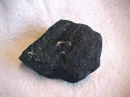 Magnetite with naturally occurring rough surfaces