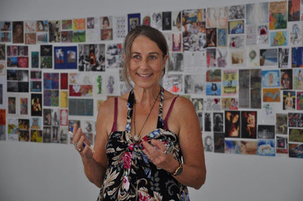 Lea Ammertal bei ihrer Lesung in der Ausstellung ABOUT WOMEN — we are diversity