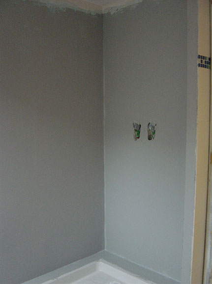 Préparation du mur avant carrelage (arrivée eau, étanchéité mur/receveur)