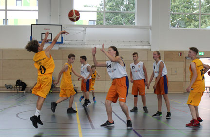 Archivbild der U14 (L. Kober beim Korbwurf)