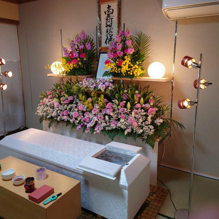 生花祭壇（※写真はイメージになります。季節により内容が異なります）