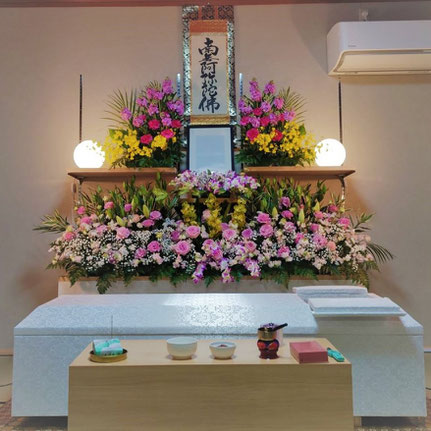 生花祭壇（※写真はイメージになります。季節により内容が異なります）