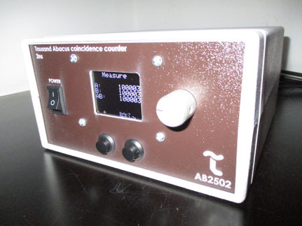 Tausand Abacus AB2502 coincidence counter front panel, showing single channel and coincident counts.