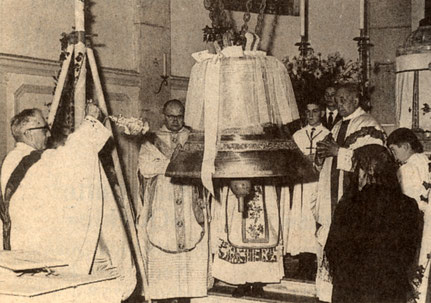 Die 'Glocke des Friedens' wurde im Oktober 1965 in Velesmes eingeweiht. Pfarrer Niewind (2.v.l.) begegnete auch der Mutter seines 1944 in Velesmes gefallenen Kameraden Peter Groten.