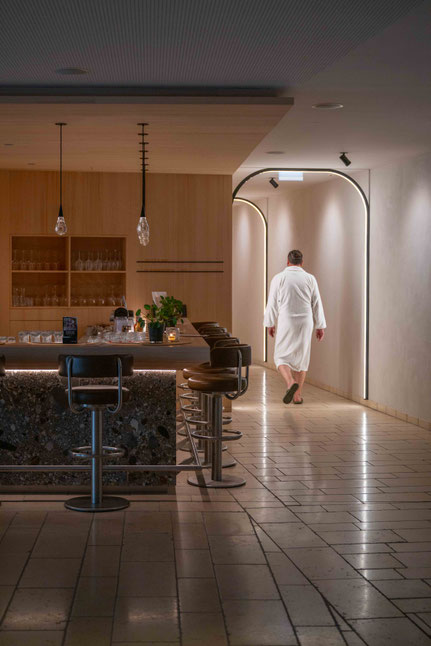 Bar im Wellnessbereich - NESSLERHOF in Großarl • 5-Sterne-Wellnesshotel im Salzburger Land