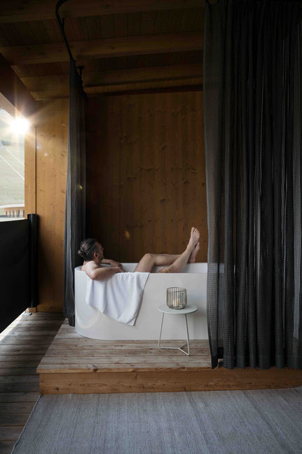Aussenbadewanne auf der Terrasse der eigenen Suite - NESSLERHOF in Großarl • 5-Sterne-Wellnesshotel im Salzburger Land