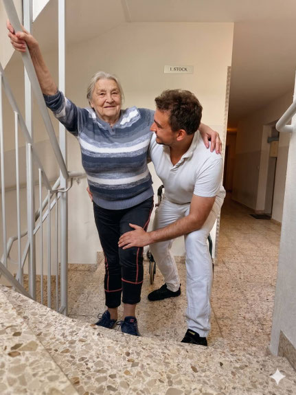 Physiotherapeut Roman Fenz trainiert mit älterer Patientin das Gehen von Stufen.