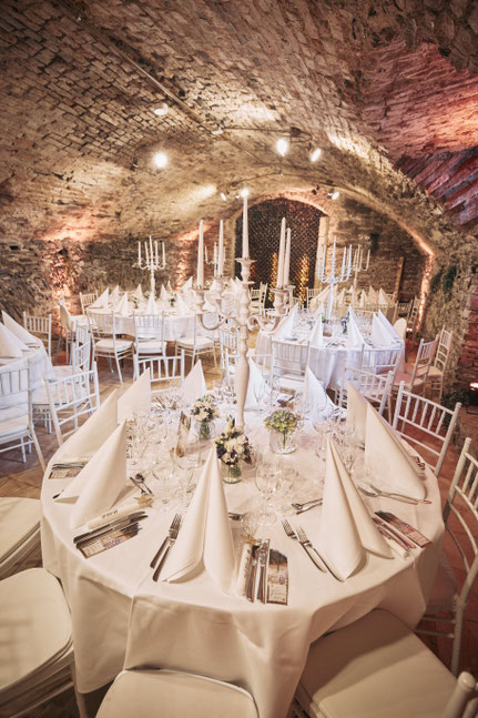 Heiraten, Hochzeit, Westerholt Flügel, Schloss Arenfels, Weinkeller, Dekoration, Geschmückt, Kerzenleuchter, Silberbesteck, Weiße Tischdecken, Weiße Servietten, Trauung 