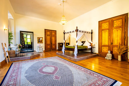 Historisches Hotelzimmer für bis zu 4 Personen mit Himmelbett, freistehende Badewanne und Parkett in der Wellness-Suite von Schloss Arenfels