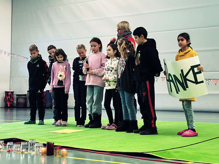 ...und bedankte sich bei allen freiwilligen Helferkindern dieser Schule.