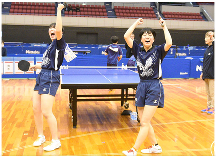 決勝で素晴らしいパフォーマンスを見せた宮田(左)/岡田の2年生コンビ(横浜隼人)「写真:卓球王国」