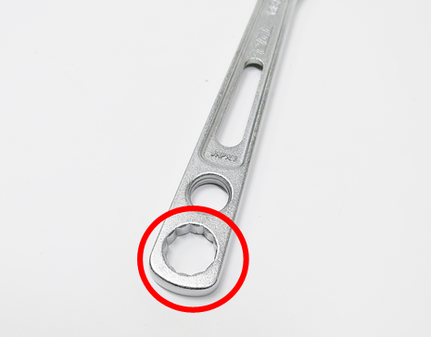 落下防止取り付け穴付き！ヘッド部分に17mmのメガネレンチ付き！
