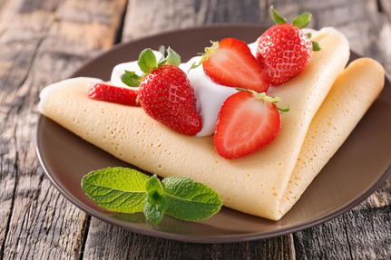いちごと生クリームがあしらわれたクレープ。