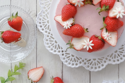 真っ赤ないちごがあしらわれたいちごムースのケーキ。