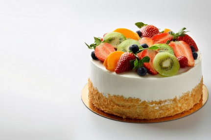 フルーツがふんだんにあしらわれた生クリームのホールケーキ。