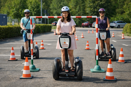 Teilnehmer fahren Segway-Parcours mit Hindernissen und Pylonen