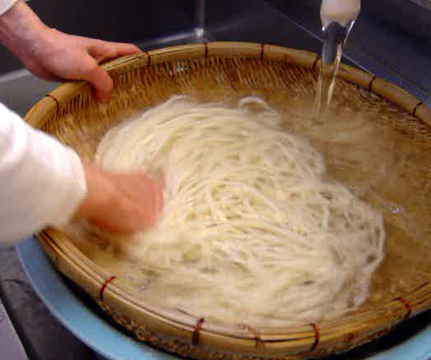 そば、うどん、だしも自前の井戸水で仕込んでいます