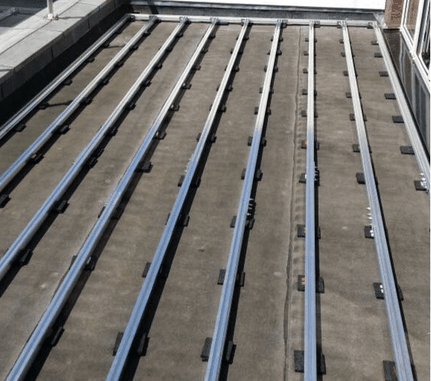 Aluminium Unterkonstruktion für Terrassen verlegt auf einem Balkon.