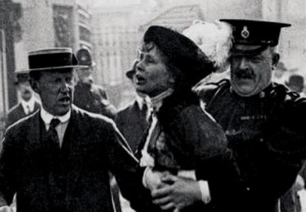 Suffragette Emily Pankhurst anholdes af politiet i London