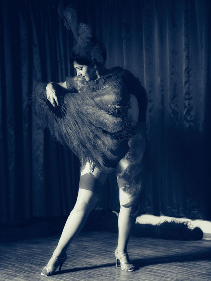 Topsy Curvy gehört zum Lehrerteam vom Vintage Dance Studio & Dixie Dynamite's School Of Burlesque. Burlesque lernen München