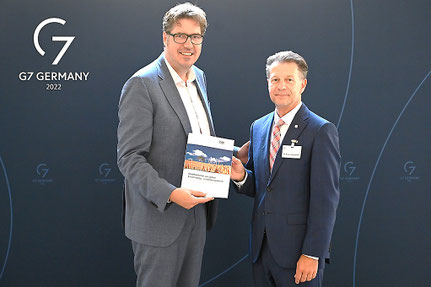 Übergabe der Stellungnahme durch Dr. Markus Wolperdinger (stellv. Vorsitzender Bioökonomierat) an Staatssekretät Michael Kellner vom BMWK / © BMWK/Andreas Mertens 